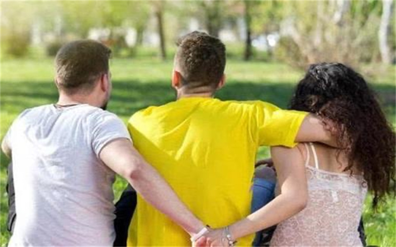 北京老婆出轨调查：中年女人的婚姻关系不正常往往是从婚后的第一个孩子出生后开始的。